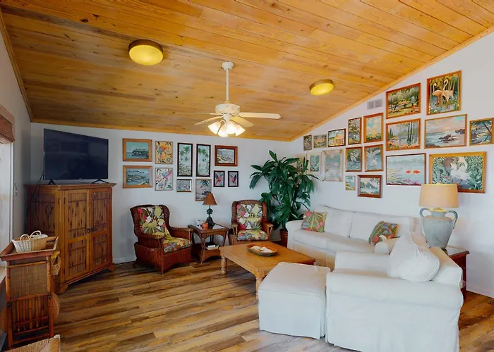 Beachfront With Covered Deck Gulf Views Ac Wifi & Laundry Holiday home *