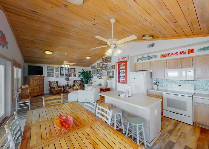 Beachfront With Covered Deck Gulf Views Ac Wifi & Laundry Holiday home Gulf Shores