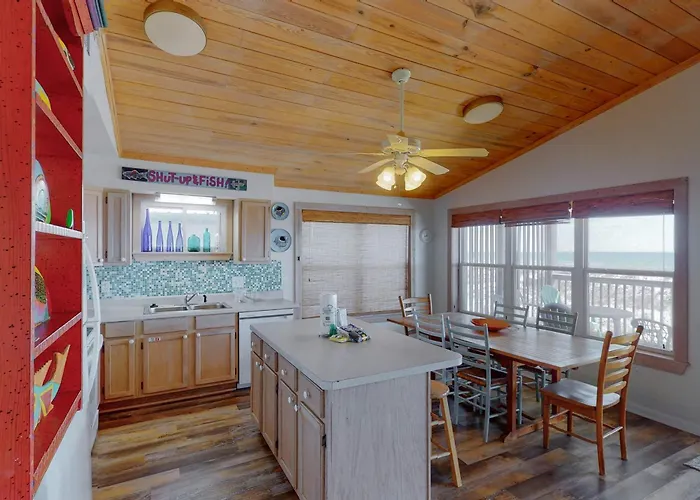 Beachfront With Covered Deck Gulf Views Ac Wifi & Laundry Holiday home
