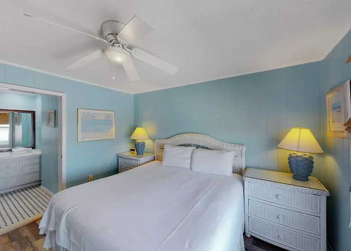 Beachfront With Covered Deck Gulf Views Ac Wifi & Laundry Holiday home