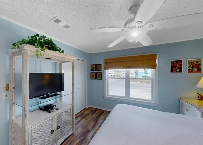 Beachfront With Covered Deck Gulf Views Ac Wifi & Laundry Holiday home *
